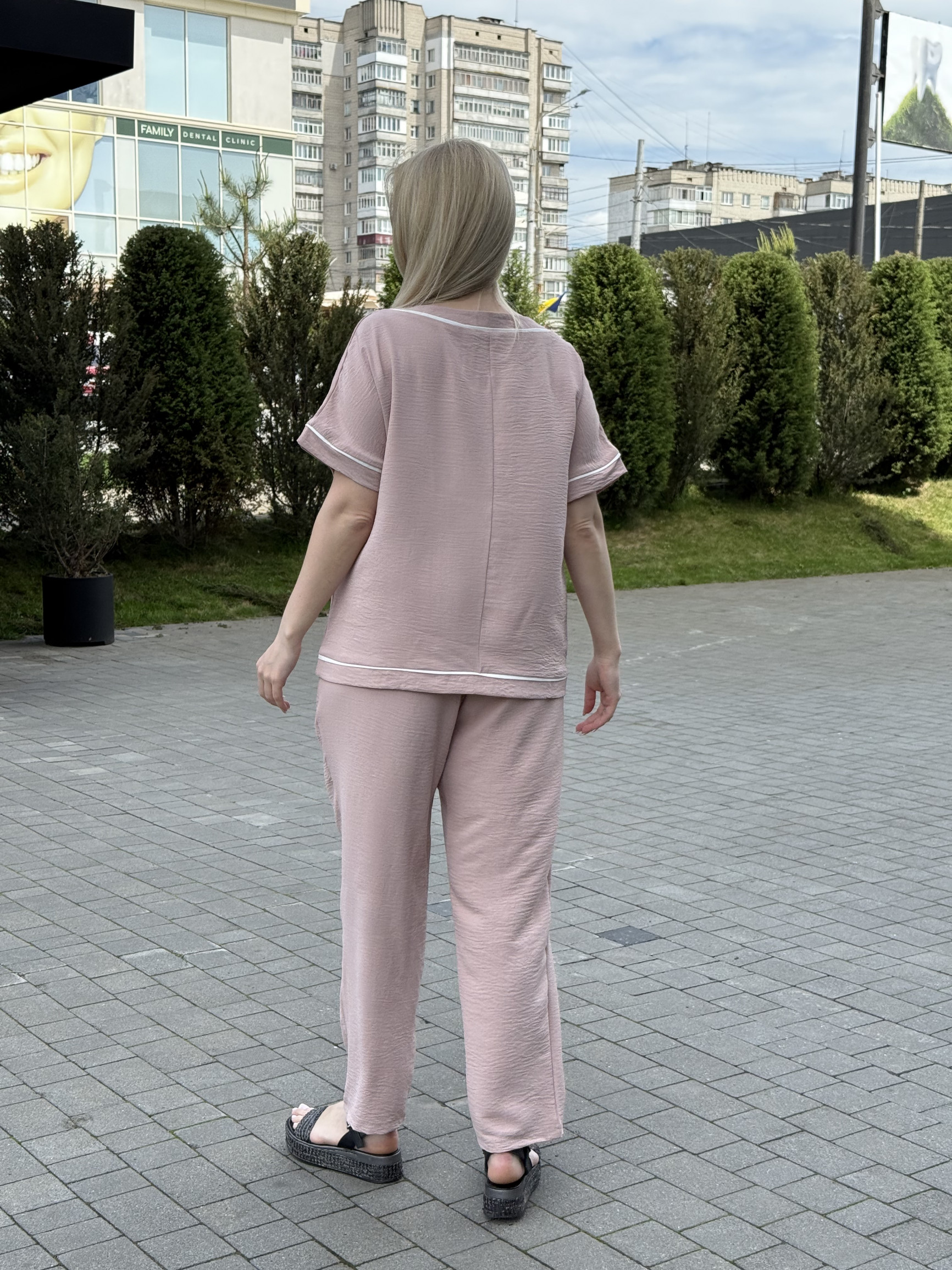 Літній жіночий костюм